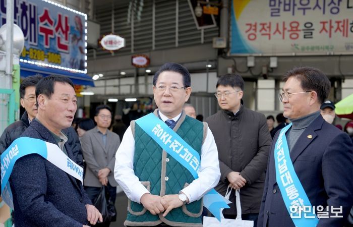 김영록 전라남도지사가 22일 지역 전통시장인 광주 말바우시장을 방문, 물품을 구매하며 상인들을 격려하고 있다.