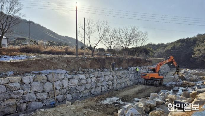 기능(항구) 복구 사업이 진행되고 있는 해미면 산수천 모습
