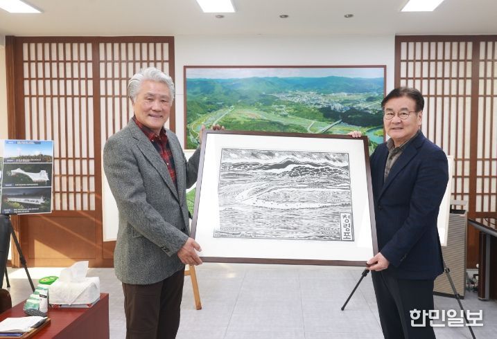 양태수 작가, 영월 풍경 담은 목판화 30점 기증