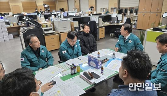 철원 ASF 발생 현장 찾은 박형철 농정국장.