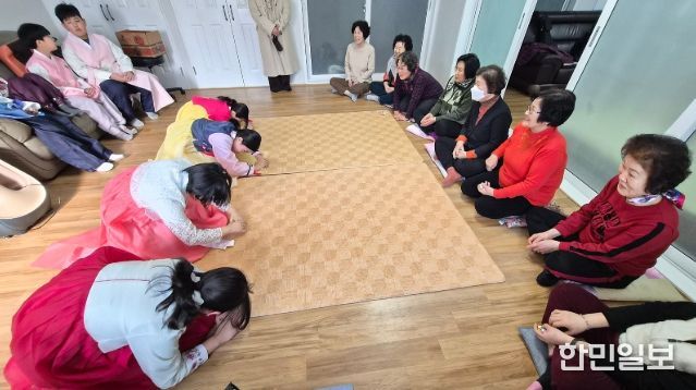 해운대청소년문화의집, 설 맞아 경로당서 세배…세대공감 나눔 실천