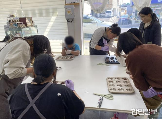 사례관리 대상가구 아동․청소년들이 베이킹 수업에 참여하고 있다.