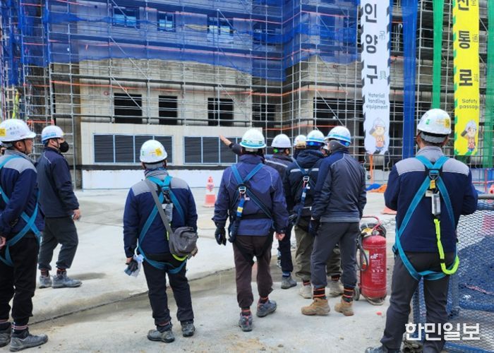 합동안전점검반이 관내 대규모 건축공사현장에서 안전점검을 하고 있다.