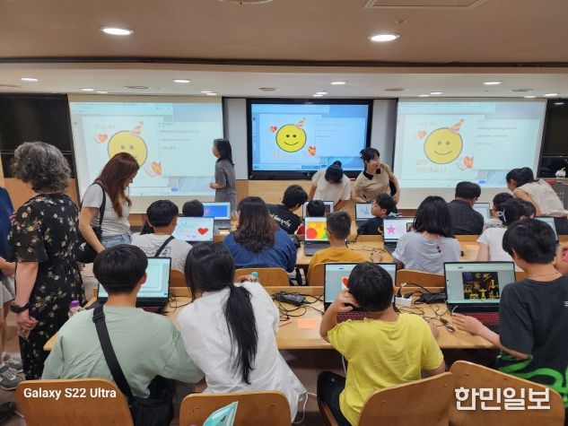 성장스쿨 진로체험 한성대 디지털 크리에이터 수업을 진행하는 모습