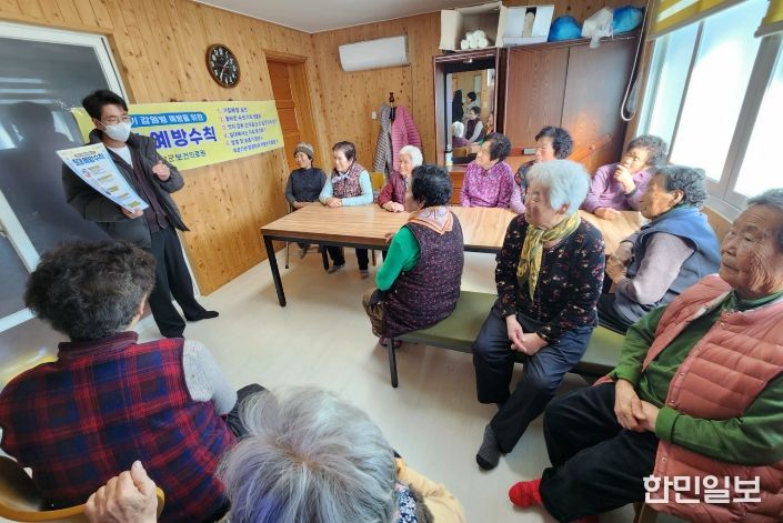 곡성군보건의료원 관계자가 마을 경로당에 방문해 감염병 예방 교육을 추진하고 있다.