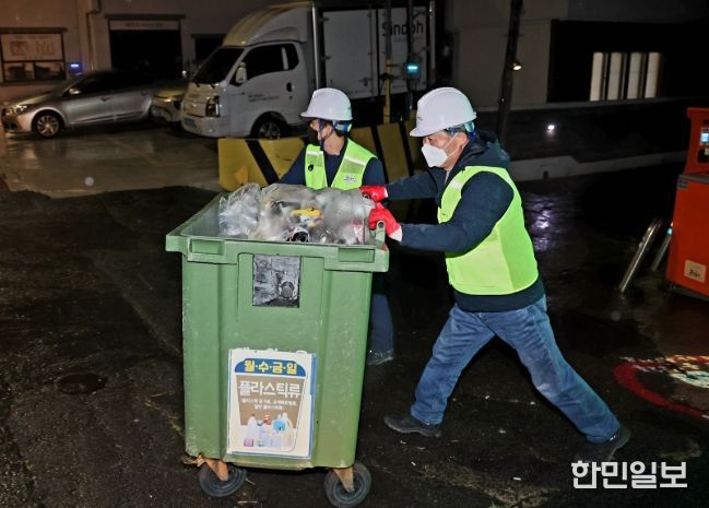 김완근 제주시장, 용담2동서 환경미화 활동