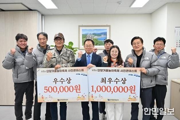 시상식_최우수상 임미자 씨(오른쪽에서 세번째)와 우수상 송영규 씨(왼쪽에서 세번째)