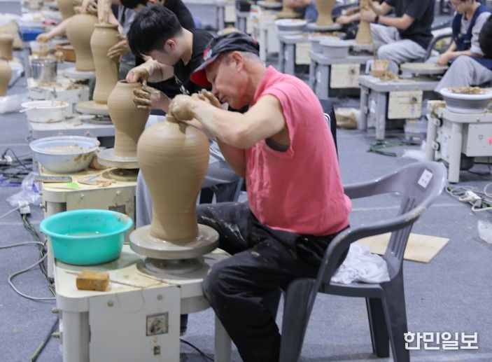 강진청자 물레경진대회가 23일 강진 청자촌에서 열렸다.