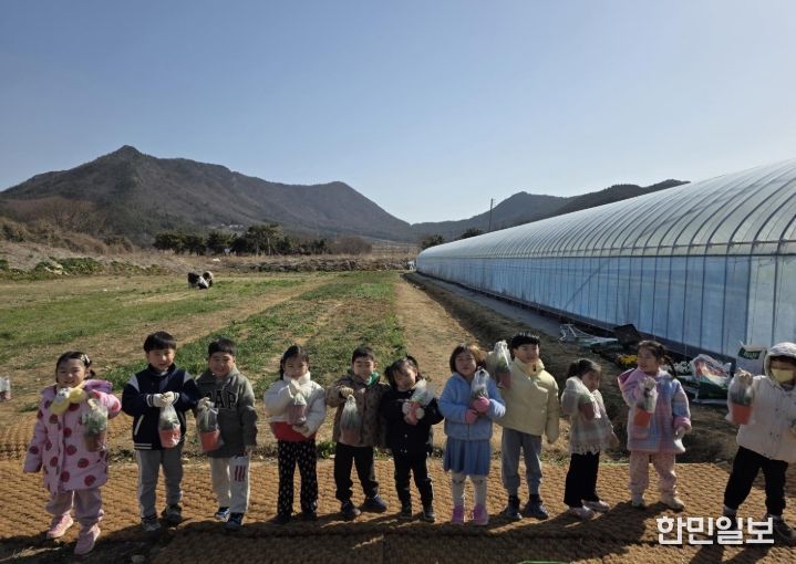 강진청자축제 ‘봄나물 캐기’부스에서 아이들이 나물을 캐고 있다.