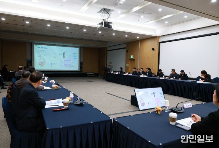 경상북도와 경주시가 24일 경주화백컨벤션센터에서 '경주 SMR 건설부지 유치지원 자문회의'를 개최하고 SMR 경주 유치를 위한 전략과 지원방안을 논의하고 있다