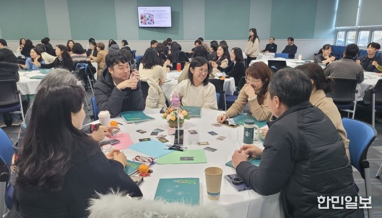 울산 초등과 특수학교 혁신자치부장들이 25일 본청 외솔회의실에서 열린 연수에 참석해 모둠 활동을 하고있다.