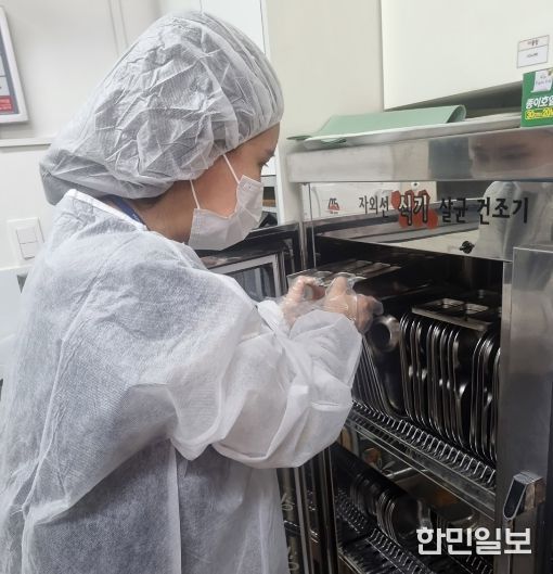 식중독 예방을 위해 식기 살균 건조기를 점검하고 있다.