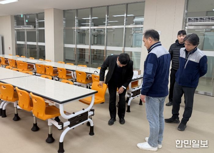 25일 현장점검단이 무안희망중학교 급식실을 찾아, 시설을 살펴보고 있다.