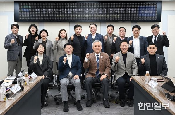 2월 25일 의정부시와 더불어민주당 의정부(을) 지역위원회의 정책협의회에서 참석자들이 기념촬영을 하고 있다.