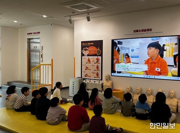 구로구재난안전체험장에서 어린이들이 안전교육 시청각자료를 시청하고 있다.