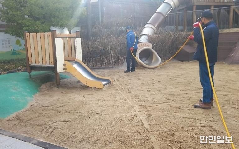 지난해 관내 공원 및 공동주택 모래놀이터 소독하는 모습
