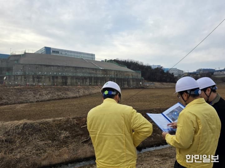 윤성진 제1부시장이 해빙기 대비 옹벽시설 안전점검을 실시하고 있다
