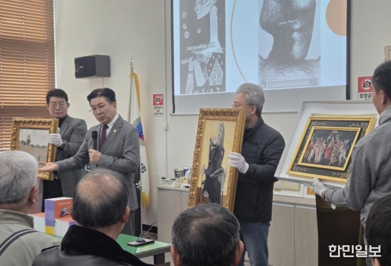 작품을 설명하고 있는 꾸바아트센터 차효준대표 (사진제공=K trendy NEWS)