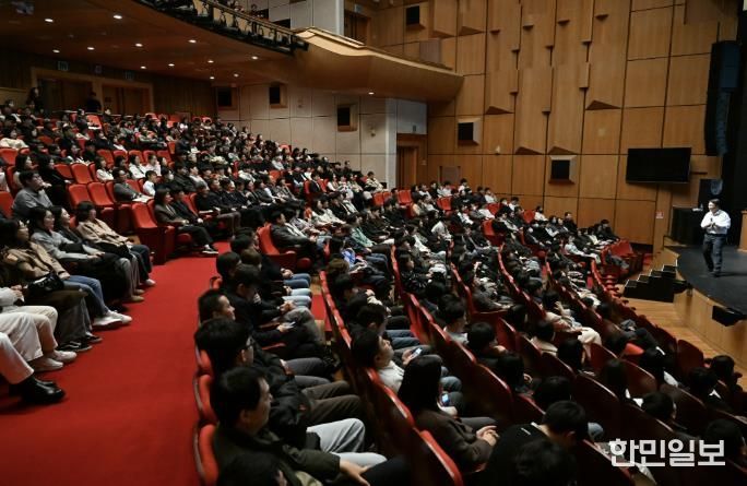 2월 26일 안산문화예술의전당에서 안산시 전 직원을 대상으로 공직자 청렴교육이 진행되고 있다