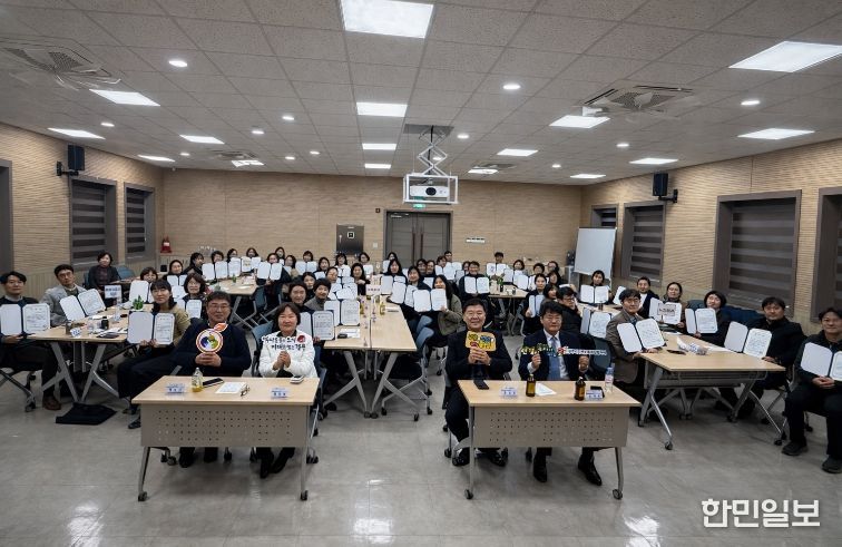 경주시는 2월 27일 경주시종합자원봉사센터에서 ‘2026년 경주시 지역사회보장 실무협의체 실무분과위원회 위촉식 및 분과회의’를 개최하고, 6개 분과 70명의 위원에게 위촉장을 수여한 뒤 기념촬영을 하고 있다