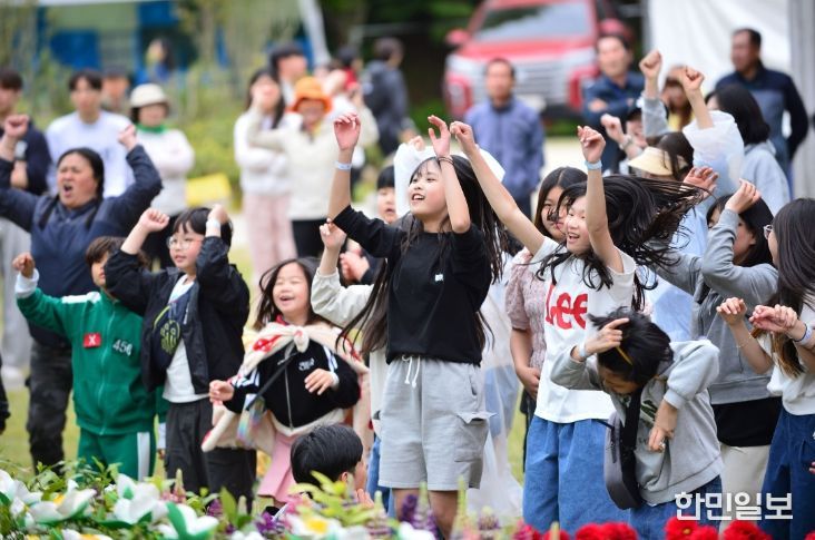 3년 만에 ‘V자 반등’_어린이날 행사를 즐기고 있는 아이들