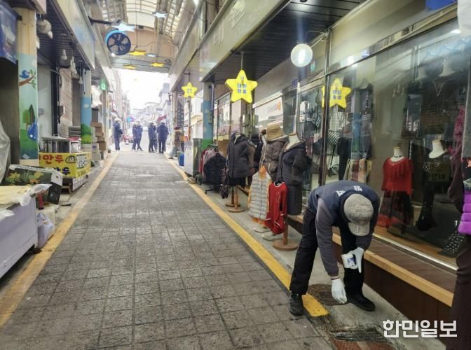 연천군보건의료원, “말라리아, 유충부터 잡는다”… 해빙기 유충구제 실시