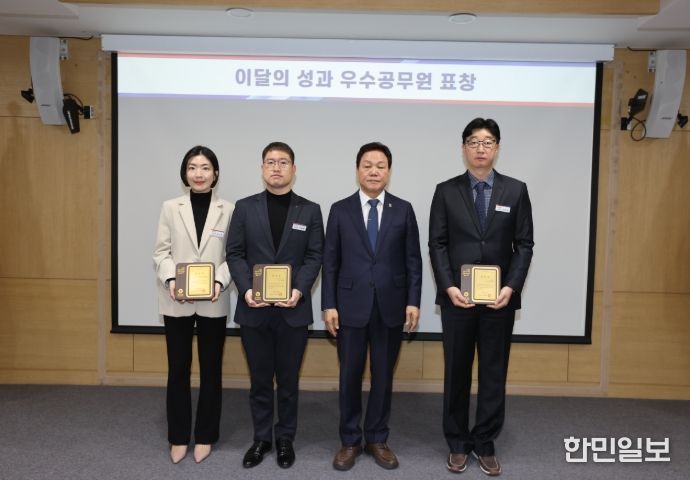 ‘이달의 성과 우수공무원’ 3명 표창장 수여식