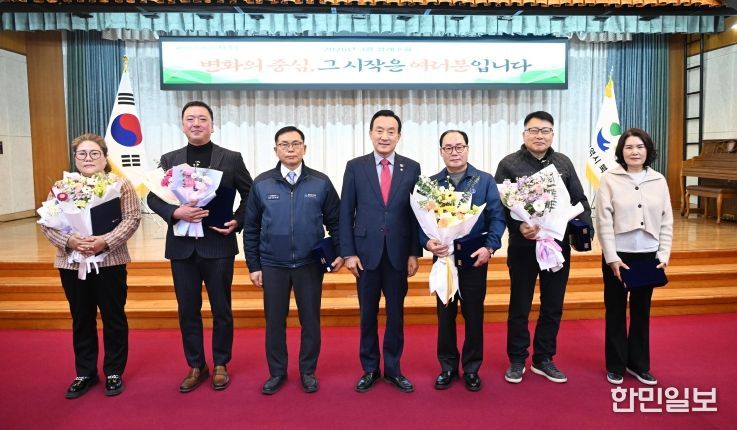 박천동 북구청장이 3일 북구청 대회의실에서 열린 정례조회에서 납세자의 날을 맞아 지방세 성실납세자에게 표창패를 수여했다. 사진 왼쪽 세번째부터 서진하이텍, 박천동 북구청장, 호상테크, 덕양가스, 장효숙 씨.