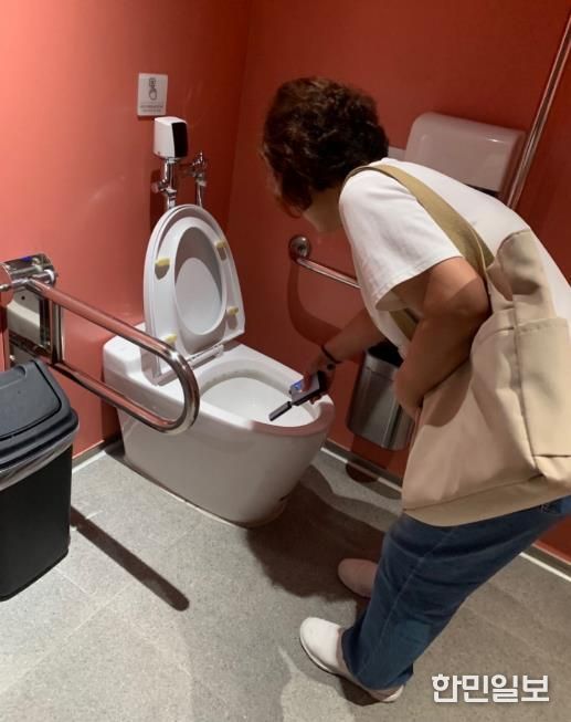 불법촬영 시민감시단이 탐지기를 사용해 불법촬영 기기 설치 여부를 확인하고 있다.