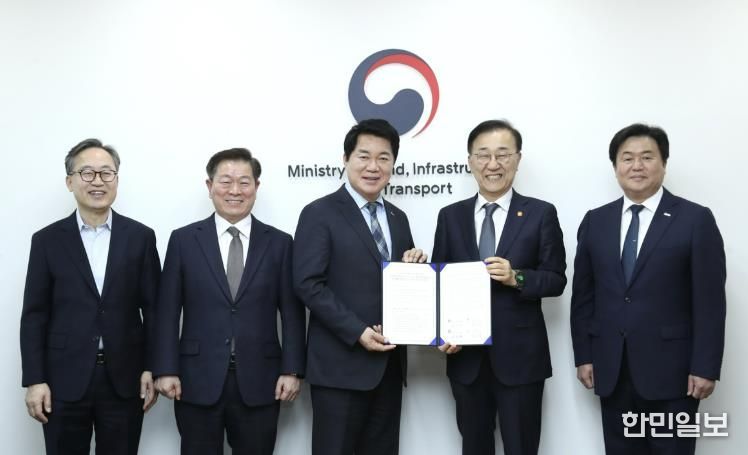 관악구 등 4개 지자체장이 국토부를 방문해 신천신림선 국가철도망 구축계획 반영을 위한 공동건의문을 전달했다(가운데 박준희 관악구청장)