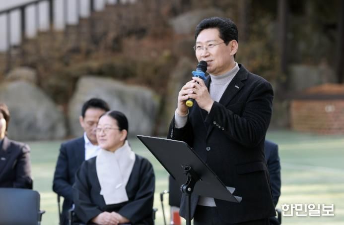 이상일 시장이 3일 헌산중에서 열린 '국제바칼로레아(IB) 인증 현판식'에 참석해 축사를 하고 있다
