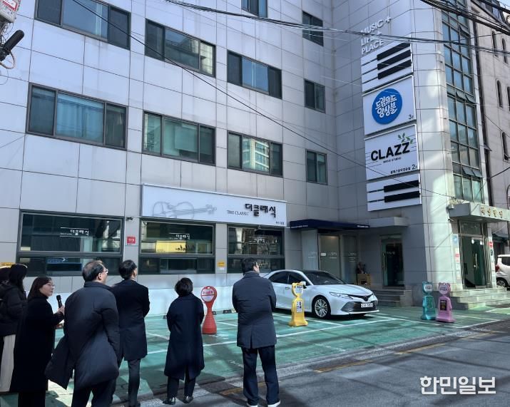 지난 2월 23일 ‘서리풀 악기거리 간판개선사업’에 대해 현장점검을 실시하고 있다.