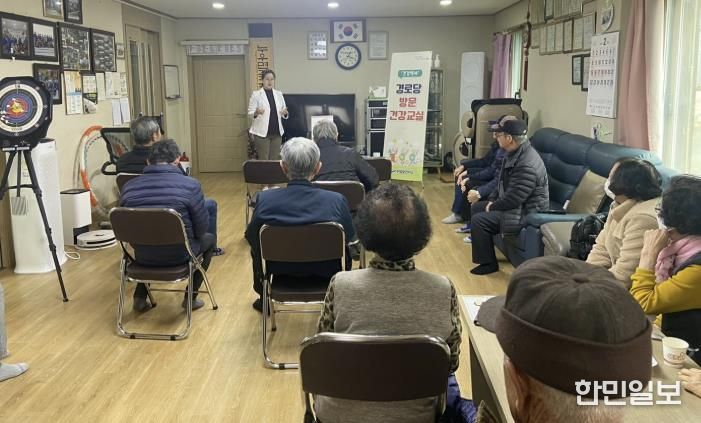 안산동 소재 경로당에서 '찾아가는 건강백세 경로당 방문건강교실'이 진행되고 있다.