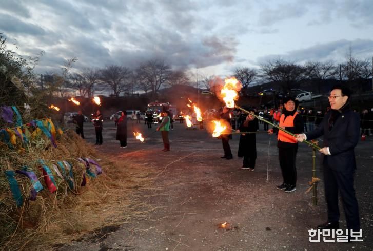 하동군 곳곳 밝힌 정월대보름 달집태우기..군민 안녕과 풍년 기원