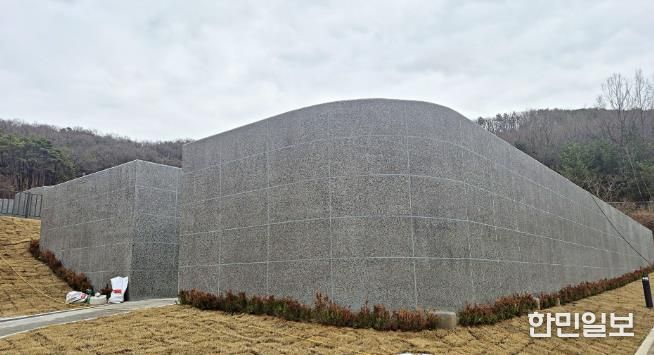 신규 설치된 화성도시공사 함백산추모공원 봉안담 사진