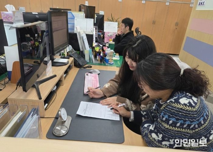민원지적과 직원이 4일 민원 방문인에게 토지합병 사전컨설팅제를 안내하고 있다.