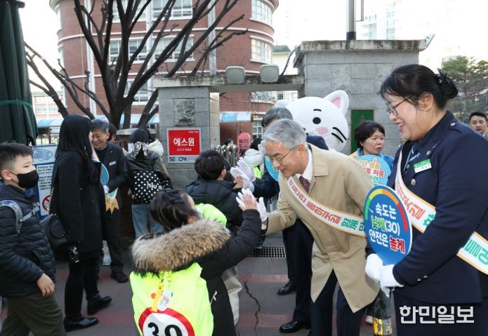 창원 웅남초에서 민관 합동 등굣길 교통안전 캠페인