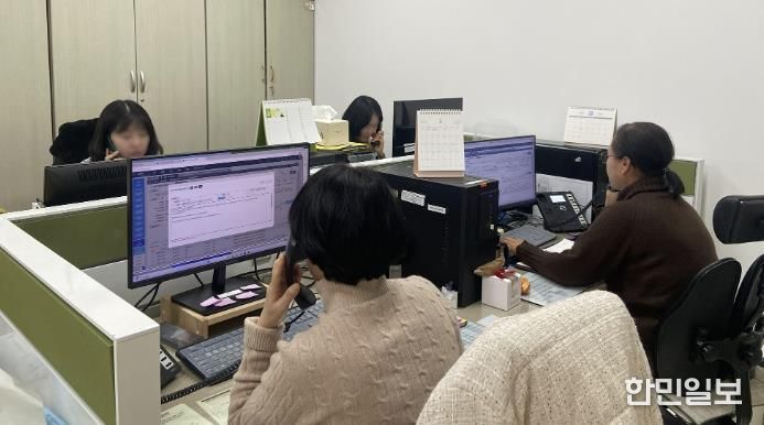 체납세금 징수단이 전화상담을 통해 체납액 자진납부를 독려하는 모습