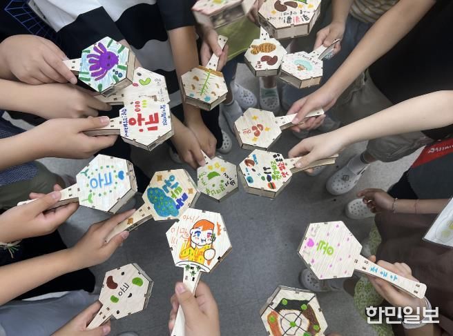 학생들이 ‘콩!콩!콩! 콩이 좋아요!’ 수업에서 직접 만든 콩 마라카스를 들어 보이고 있다.