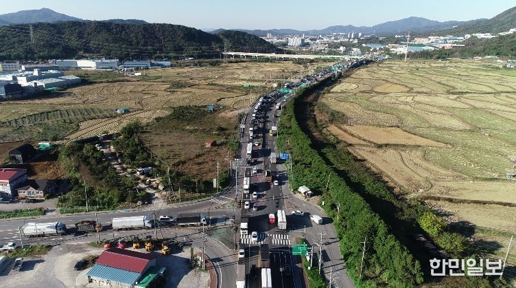 경주~울산을 연결하는 국도 구간인 외동 모화삼거리 일대 도로 전경. 출퇴근 시간대 상습적인 교통 정체가 발생하는 구간이다.