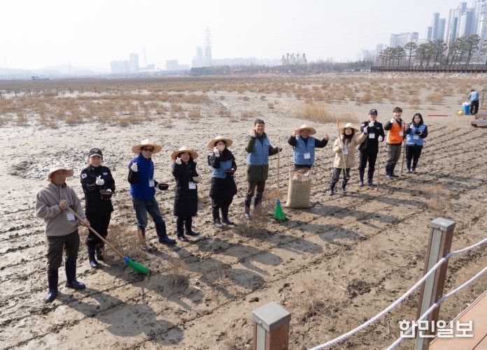 갯벌 생태계 복원 및 탄소 흡수원 확대를 위한 염생식물 파종 행사