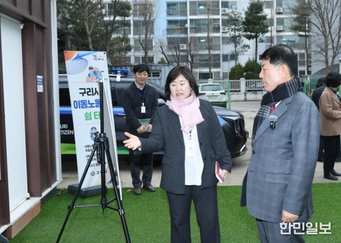 이동노동자 쉼터 운영 현황에 대해 보고받는 백경현 구리시장