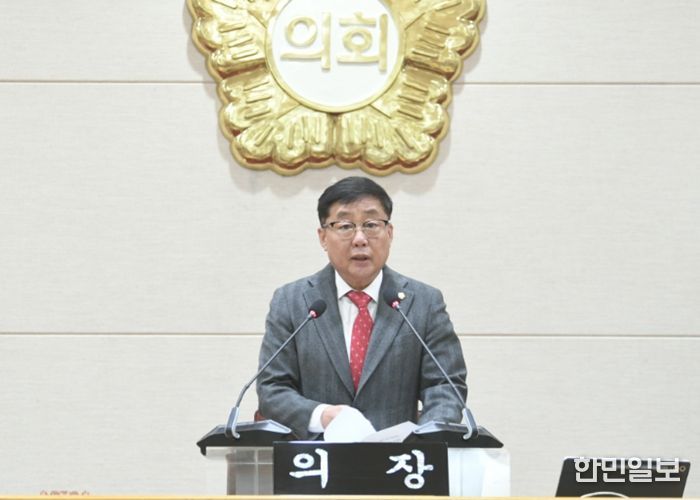 윤창철 의장이 제386회 임시회 제1차 본회의를 주재하고 있다.