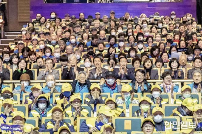 이재준 수원특례시장(사진 가운데), 이재식 수원특례시의회 의장, 발대식 참석자들이 함께하고 있다.