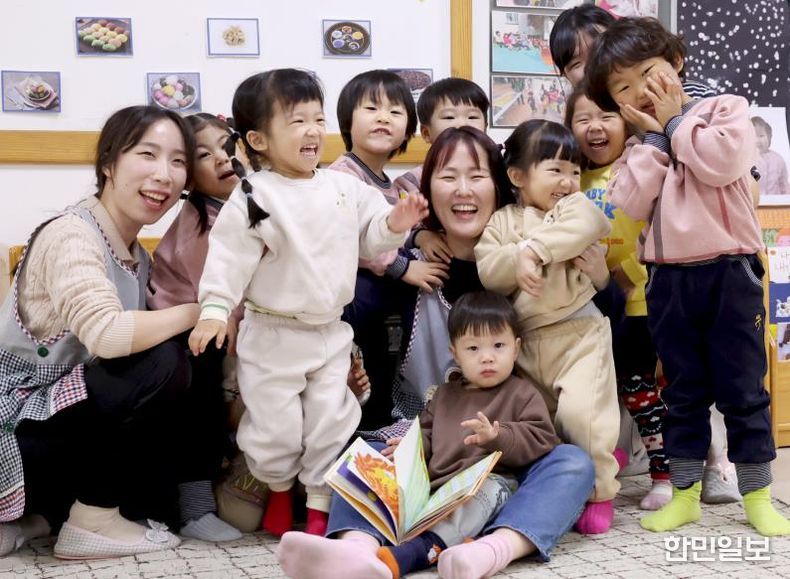 성동구 내 국공립 어린이집 교사와 어린이들이 함께 어울리고 있는 모습