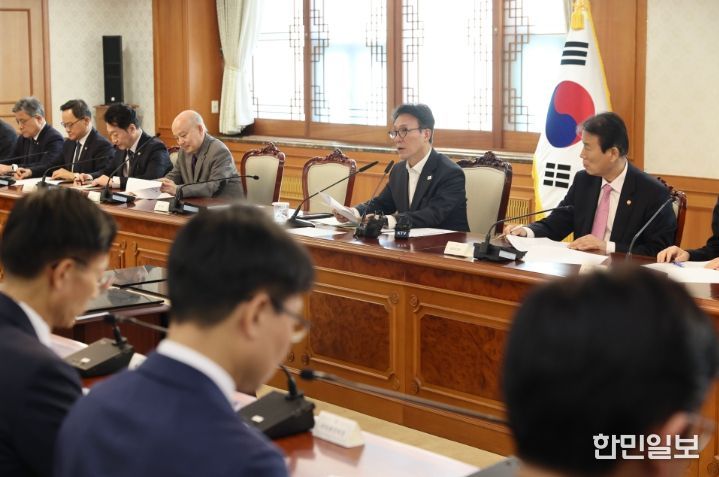 김민석 국무총리가 10일 세종대로 정부서울청사에서 열린 국고보조금 부정수급 근절을 위한 관계장관회의를 주재하고 있다.(국무조정실)