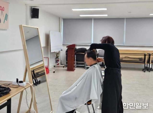 송파구 삼전동 주민센터 무료 미용 서비스 사업 현장 재능 기부하는 김혜선 원장(컬러바나다 미용실)