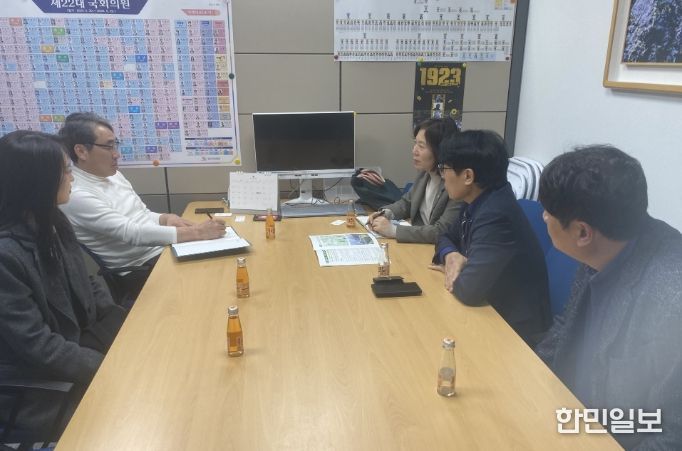 진안군, 국회 방문해 진안형 기본소득 국비 지원 요청(진안군에서 김윤덕 의원실을 방문해서 진안형 기본소득에 대해 설명하고 있음)