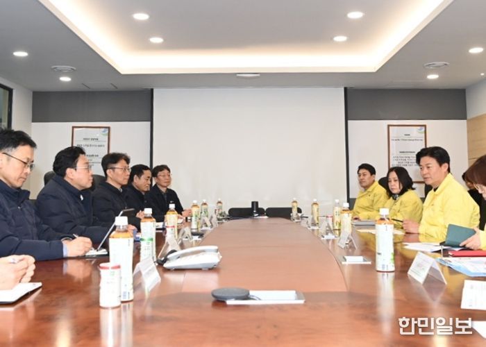 부천시와 GS파워 관계자가 지역 난방비 인하에 대해 논의하고 있다.