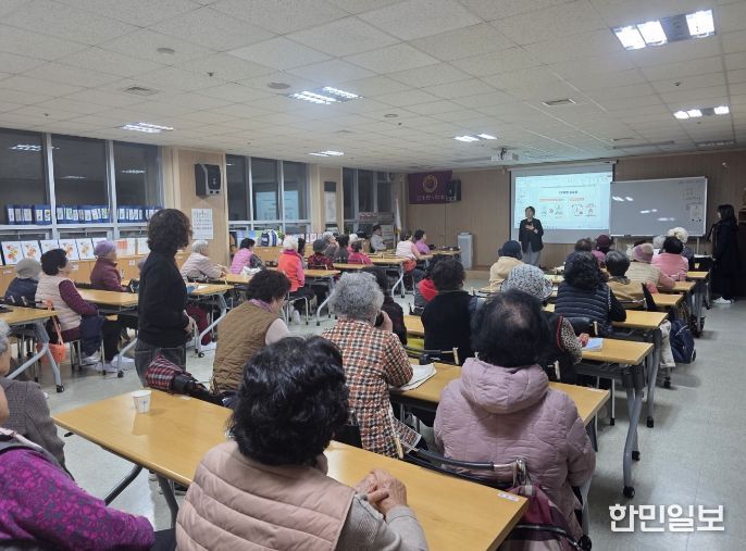 1. 천안시가 ‘찾아가는 안전취약계층 안전교육’을 진행하고 있다.